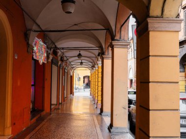 Bolonya, İtalya. 01.11. İtalya 'nın Bologna şehrinin 2022 Manzarası. Evlerin cepheleri parlak terracotta gölgeleri, merkez meydandaki yüksek kuleler, Neptün 'ün bir çeşme heykeli.