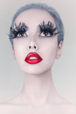 Yaratıcı Moda Tüylü Genç Kadın Portresi Kirpikleri