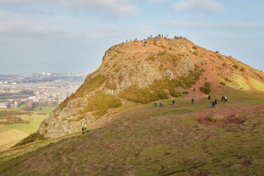 Edinburgh 'da sönmüş bir volkan olan Arthur' un koltuğunun tepesindeki turistler.