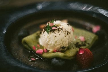 Vanilyalı dondurmalı yeşil çay kreplerini kapat..