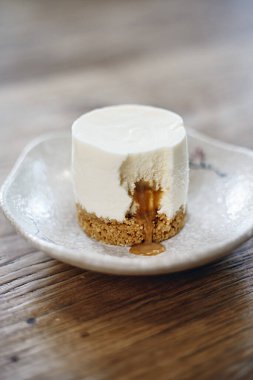 Tabakta karamel soslu cheesecake..