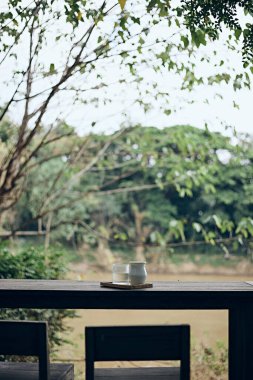 Seramik fincanda siyah damlayan kahve