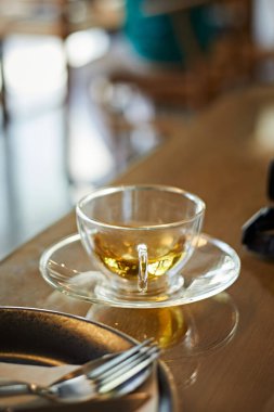 Sabah ışığında sıcak bir fincan çay, seçici odaklanma.