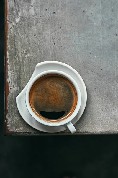 Tahta Masada Bir Fincan Taze Aromalı Kahve — Stok fotoğraf