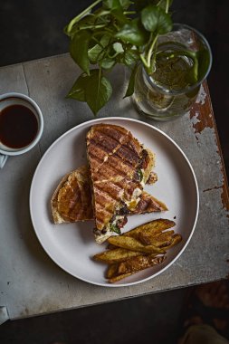 Biftek ve Çedar Panini.