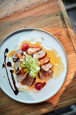 Portakallı füme ördek göğsü.