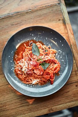 Domatesli karides ve makarna.