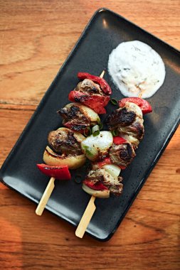 Sebze ve sauc ile kuzu kebabı