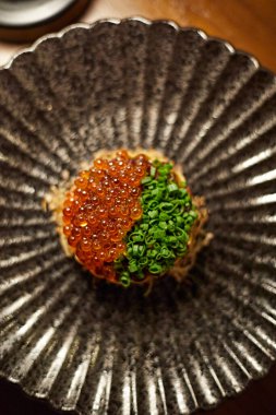 Beef Tartare, Grain ed black angus, Trout roe, Tabakta güzel ve lezzetli yemekler, nefis yemekler, yaratıcı restoran yemekleri