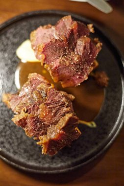 Braise sığır eti yanağı, sığır eti, Karamelize soğan, seçici odaklanma, tabakta güzel ve lezzetli yemekler, enfes yemekler, yaratıcı restoran yemekleri