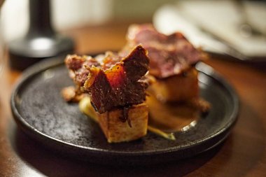 Braise sığır eti yanağı, sığır eti, Karamelize soğan, seçici odaklanma, tabakta güzel ve lezzetli yemekler, enfes yemekler, yaratıcı restoran yemekleri