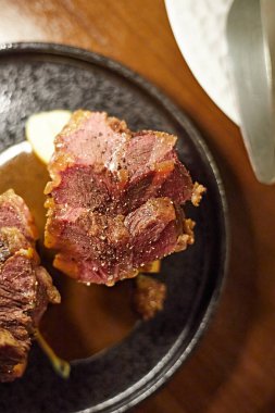 Braise sığır eti yanağı, sığır eti, Karamelize soğan, seçici odaklanma, tabakta güzel ve lezzetli yemekler, enfes yemekler, yaratıcı restoran yemekleri