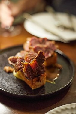 Braise sığır eti yanağı, sığır eti, Karamelize soğan, seçici odaklanma, tabakta güzel ve lezzetli yemekler, enfes yemekler, yaratıcı restoran yemekleri