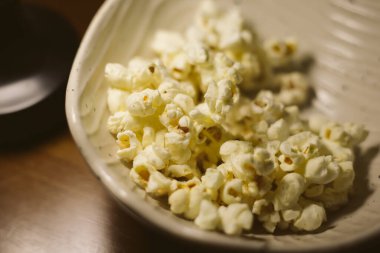 Masadaki Patlamış Mısırın Kapanışı