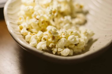 Masadaki Patlamış Mısırın Kapanışı