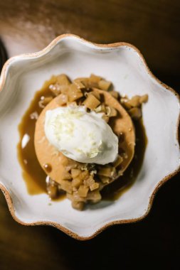 Vanilyalı dondurma, limonlu karamel seçici odak tabakta güzel ve lezzetli yemekler, nefis yemekler, yaratıcı restoran yemekleri.