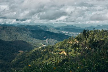 Yüksek dağ ve mavi gökyüzü arka planı, Mae Hong Son ili, Thailan