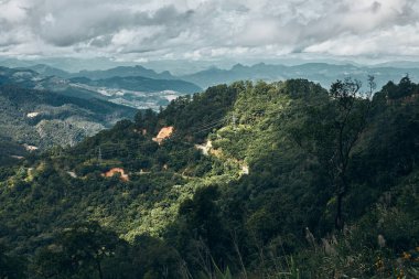 Yüksek dağ ve mavi gökyüzü arka planı, Mae Hong Son ili, Thailan