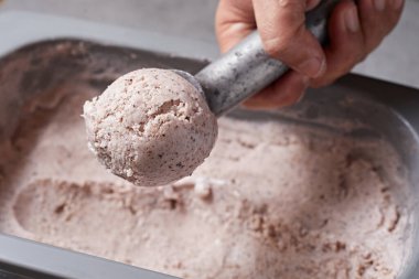 Çikolata parçacıkları ile ev yapımı dondurma. Gurmeler için Ferahlatıcı Tatlı. Stracciatella.