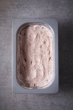 Çikolata parçacıkları ile ev yapımı dondurma. Gurmeler için Ferahlatıcı Tatlı. Stracciatella.