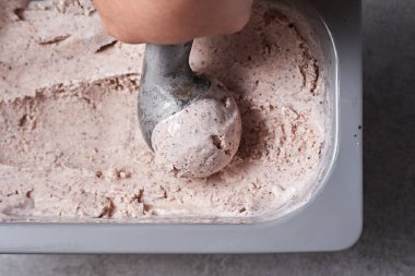 Çikolata parçacıkları ile ev yapımı dondurma. Gurmeler için Ferahlatıcı Tatlı. Stracciatella.