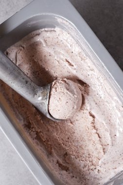 Çikolata parçacıkları ile ev yapımı dondurma. Gurmeler için Ferahlatıcı Tatlı. Stracciatella.