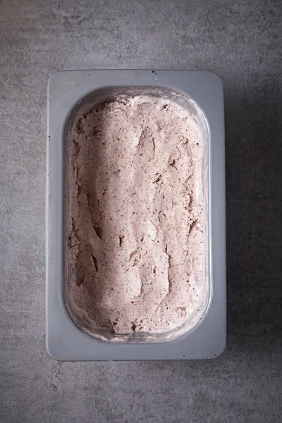 Çikolata parçacıkları ile ev yapımı dondurma. Gurmeler için Ferahlatıcı Tatlı. Stracciatella.