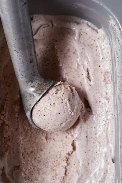 Çikolata parçacıkları ile ev yapımı dondurma. Gurmeler için Ferahlatıcı Tatlı. Stracciatella.