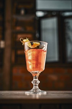 Arkaplanda portakal suyu olan yaratıcı bir kokteyl..