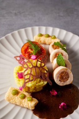 Tabakta güzel ve lezzetli yemekler, enfes yemekler, yaratıcı restoran yemekleri.