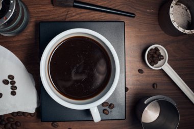 Coffee cup and beans on the wooden tabl