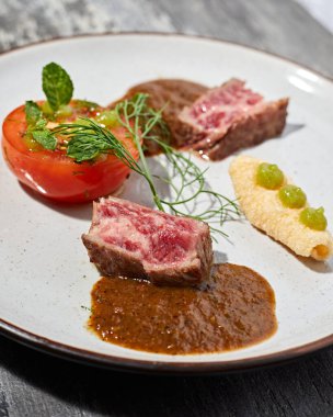 Tabakta güzel ve lezzetli yemekler, enfes yemekler, yaratıcı restoran yemekleri.