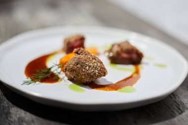 Tabakta güzel ve lezzetli yemekler, enfes yemekler, yaratıcı restoran yemekleri.