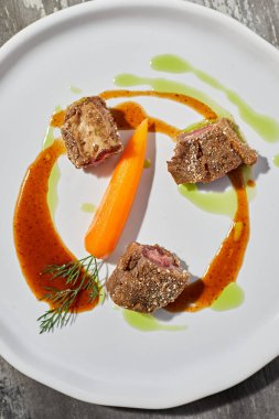 Tabakta güzel ve lezzetli yemekler, enfes yemekler, yaratıcı restoran yemekleri.