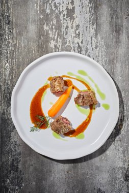 Tabakta güzel ve lezzetli yemekler, enfes yemekler, yaratıcı restoran yemekleri.