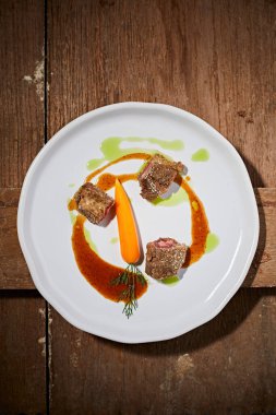 Tabakta güzel ve lezzetli yemekler, enfes yemekler, yaratıcı restoran yemekleri.