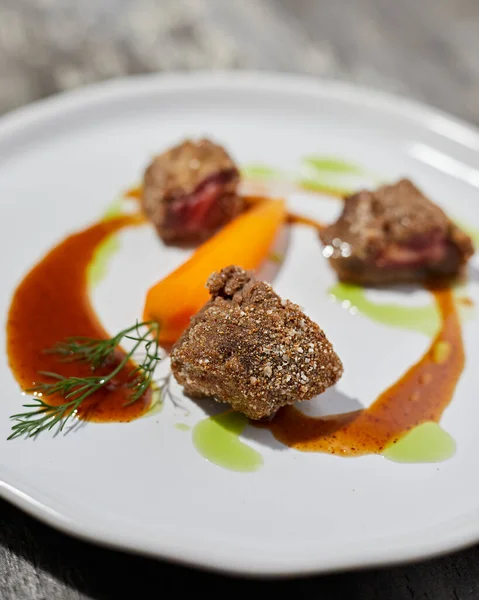 Tabakta güzel ve lezzetli yemekler, enfes yemekler, yaratıcı restoran yemekleri.