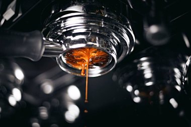Kahve makinesinde espresso yapmak, çırılçıplak bir portafilter ve mükemmel bir kremayla.