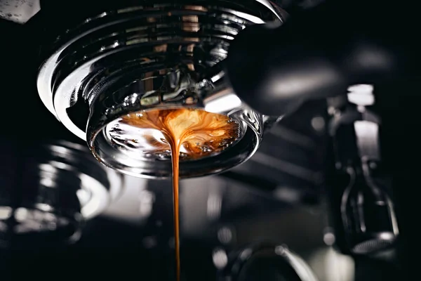 Membuat Espresso Pada Mesin Kopi Melalui Portafilter Telanjang Dengan Krim — Stok Foto
