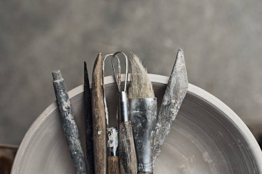 Arka planda çömlekler olan kil oluşturma araçları, seçici odak