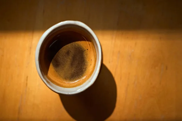 Tutup Espresso Dalam Keramik Atas Meja Kayu — Stok Foto