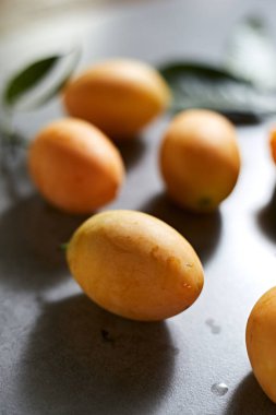 Arka planda taze tatlı Marian eriği, seçici odak