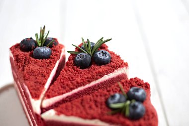 Kırmızı Kadife Kek 'i kapayın, tabağında krema olsun..