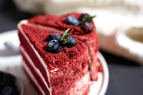 Κοντινό Πλάνο Κόκκινο Βελούδινο Κέικ Χτυπημένη Κρέμα Στο Πιάτο — Φωτογραφία Αρχείου
