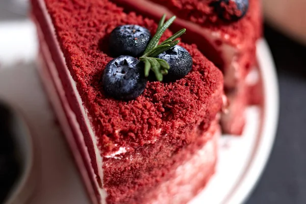 Fermer Gâteau Velours Rouge Avec Crème Fouettée Sur Assiette — Photo