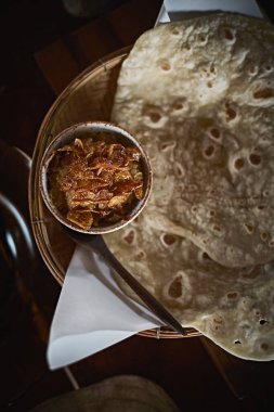 Geleneksel Hint yemekleri, roti sosuyla servis edilir.