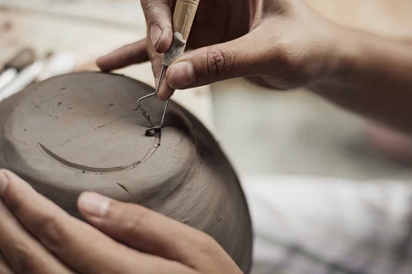 陶器のワークショップ 陶器の食器を作るプロセス 女性の手 — ストック写真