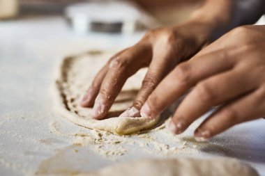 Eller pizza yapmak için hamur yoğurur, seçici odaklanma