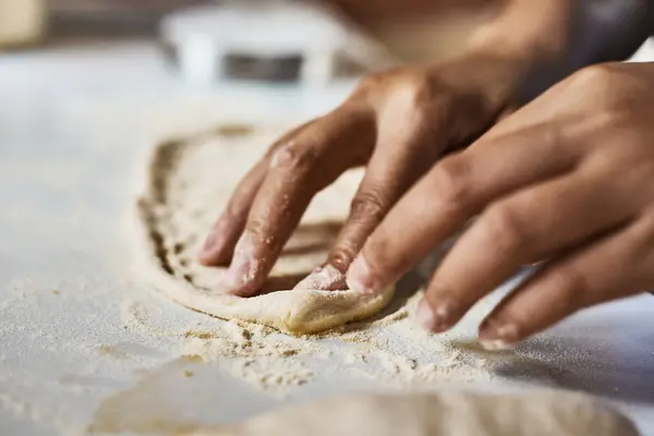 Händerna Knåda Deg För Att Göra Pizza Selektivt Fokus — Stockfoto