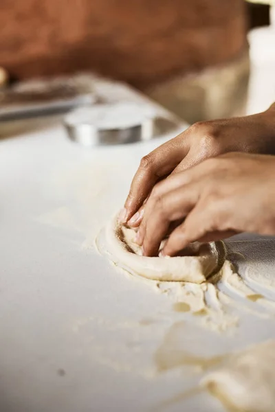 Händerna Knåda Deg För Att Göra Pizza Selektivt Fokus — Stockfoto